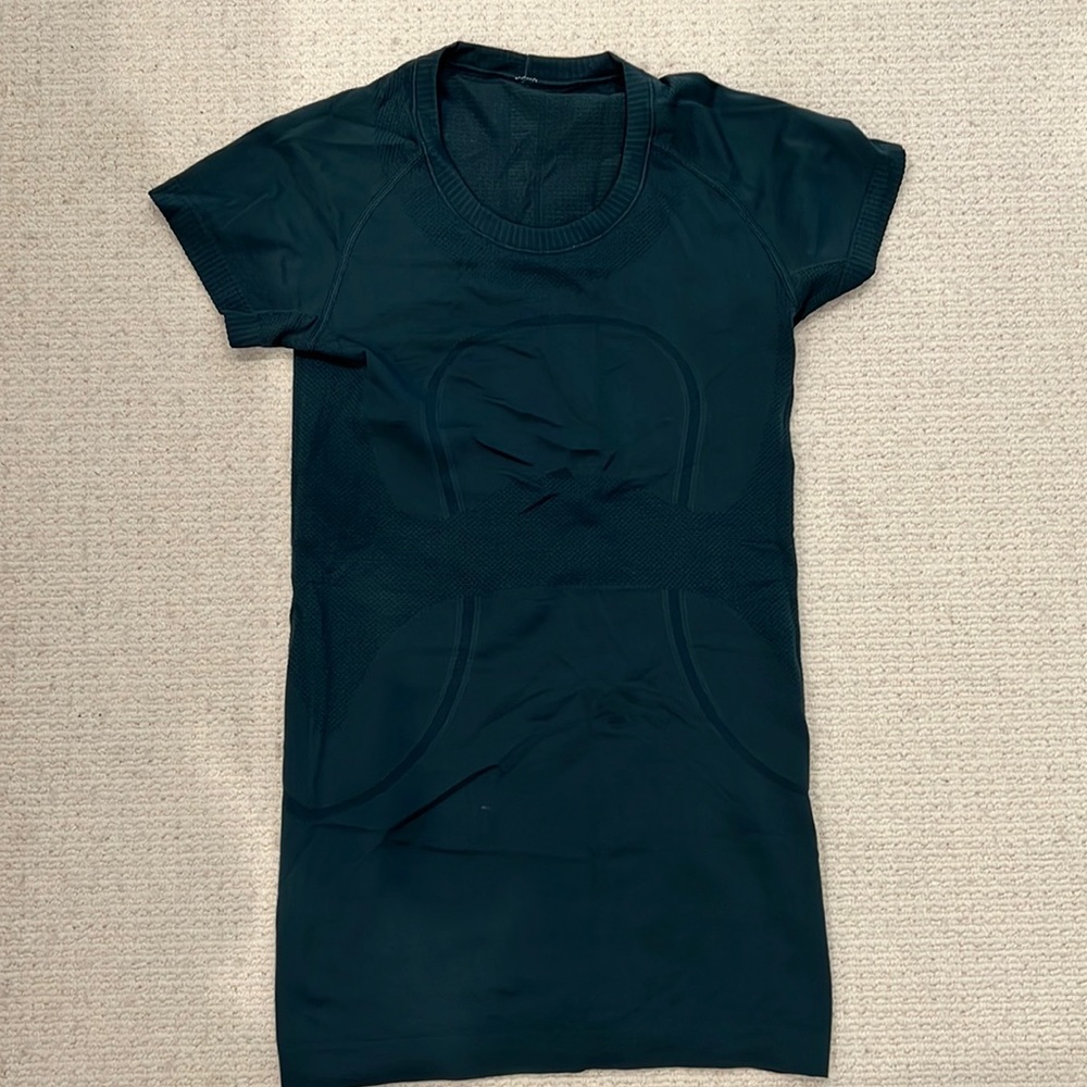 Lululemon work out shirt size 4